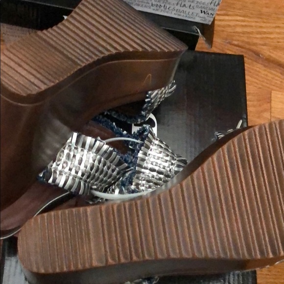 Wanted Wedge Sandals NWT - Picture 3 of 3